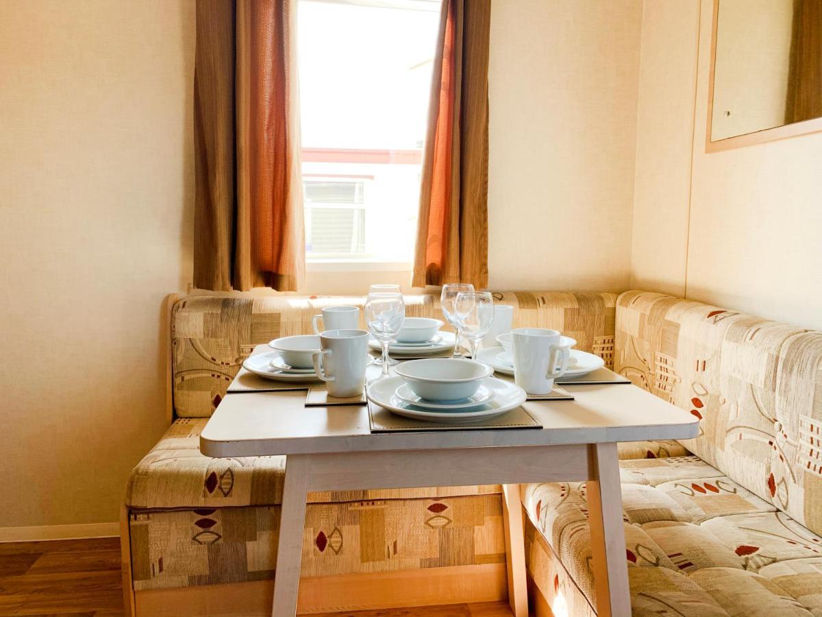 Beautiful 3-Bedroom Caravan At Mersea Island East Mersea Exterior foto